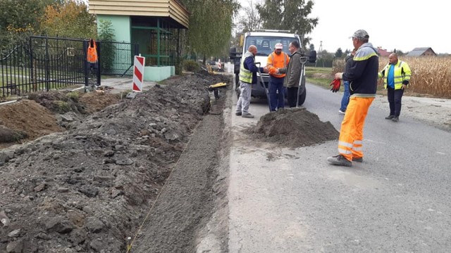 W kilku miejscowościach trwają budowy dróg i chodników oraz realizowane są inne inwestycje. Nz. Orzechowce.