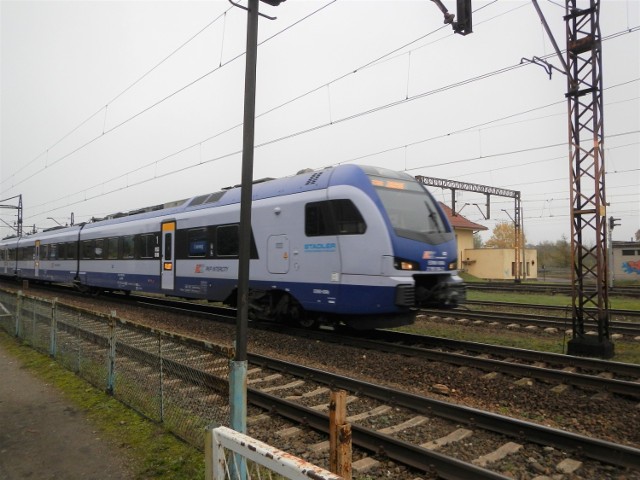 Szczegółowy rozkład jazdy pociągów dostępne jest na stacjach i przystankach, w internecie na portalpasazera.pl i rozklad-pkp.pl oraz w aplikacjach mobilnych Portal Pasażera i Rozkład-PKP