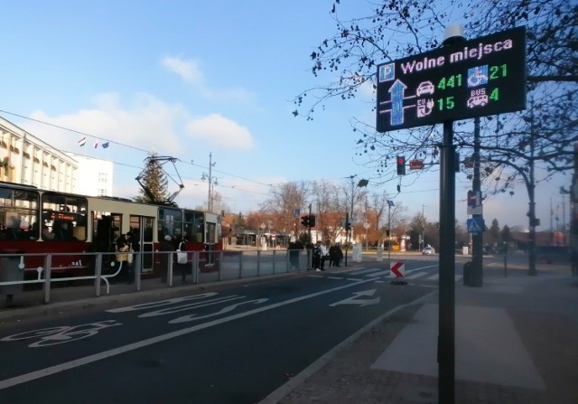 Informacyje tablice parkingowe wokół centrum wreszcie działają