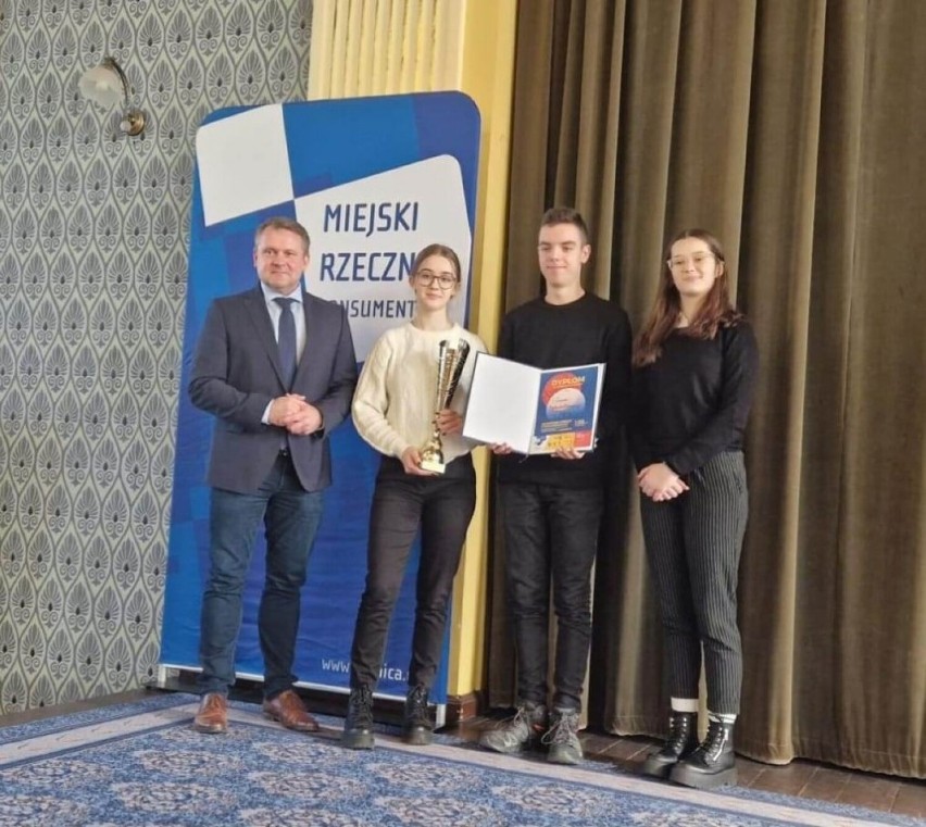 Drużyna z I LO w Legnicy wygrała Olimpiadę Wiedzy Konsumenckiej dla uczniów szkół ponadpodstawowych, zobaczcie zdjęcia