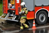 Pożar pod Warszawą. Płonął gaz wydobywający się rury w pobliżu stadionu w Laskach