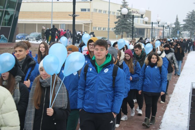 Młodzież ze szkół powiatu opoczyńskiego wyruszyła z I LO i przeszła  ulicą Biernackiego, Partyzantów, M. Słodowskiej-Curie, niosąc w rękach niebieskie balony nawiązujące do barw UNICEF