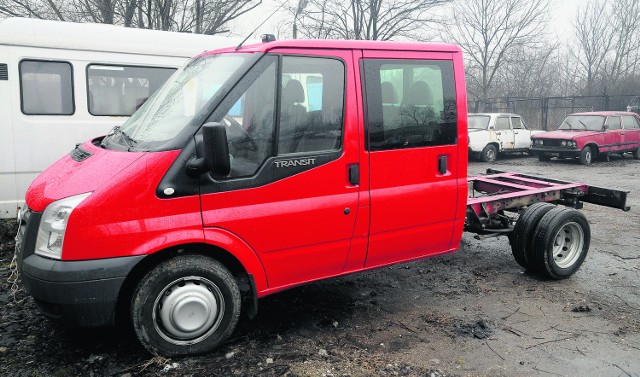 Odzyskany przez policję ford transit stoi teraz na parkingu policyjnym w Krakowie