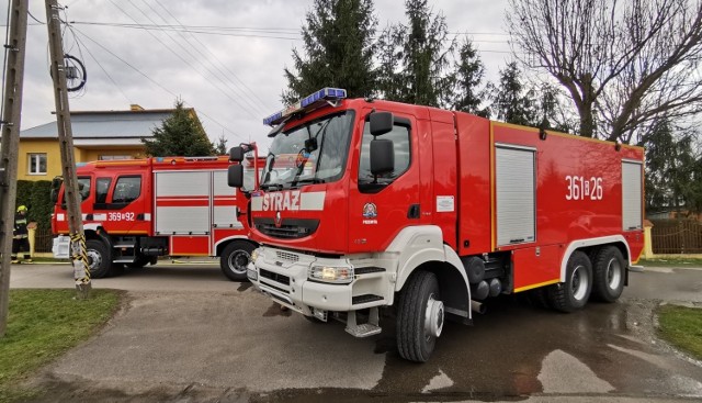 Dwa zastępy strażaków z PSP Przemyśl i jeden zastęp OSP Bolestraszyce wyjechały w poniedziałek do pożaru w Bolestraszycach. Na jednej z posesji wybuchł pożar w garażu. Spłonął samochód osobowy i wyposażenie garażu. Próbę gaszenia ognia przed przyjazdem ratowników podjął właściciel. Mężczyzna został poparzony. Pogotowie ratunkowe zabrało poszkodowanego do szpitala.