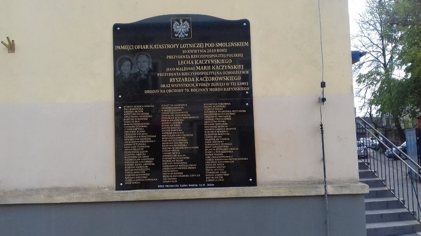 Radomsko: zawisła tablica pamięci ofiar katastrofy pod Smoleńskiem
