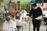 Egzamin ósmoklasisty - już 24, 25 i 26 maja. W Łódzkiem zdaje ponad 30 tysięcy uczniów 