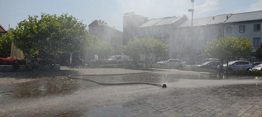 Kurtyna wodna działa na placu Kościuszki. Mieszkańcy chętnie korzystają z ochłody [ZDJĘCIA]