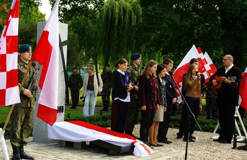 Głogów: Pomnik ku czci ofiar zbrodni katyńskiej został odsłonięty