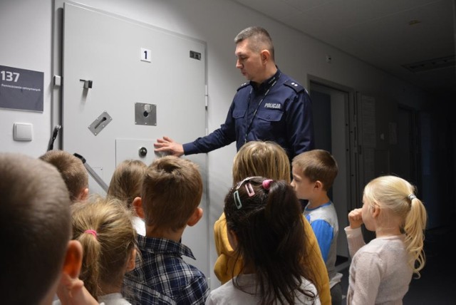 Wizyta przedszkolaków w powiatowej komendzie policji w Krośnie Odrzańskim.