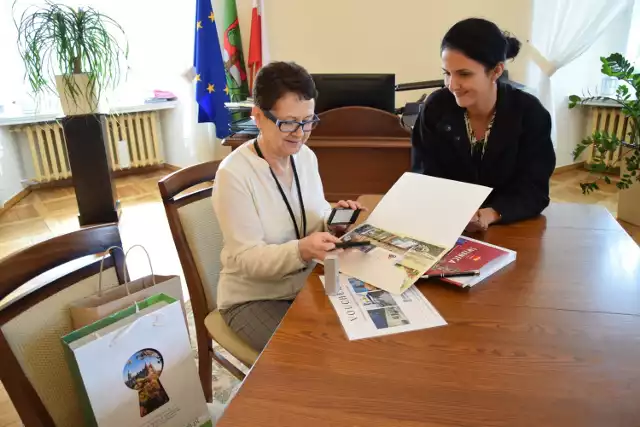 Krystyna Tercjak - autorka zwycięskiego hasła promocyjnego Aglomeracji Wałbrzyskiej (z lewej) z Anna Żabską - prezes Lokalnej Organizacji Turystycznej Aglomeracji Wałbrzyskiej