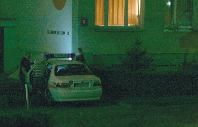 Strażnicy miejscy znaleźli pijanego w żywopłocie koło bloku na Widzewie.