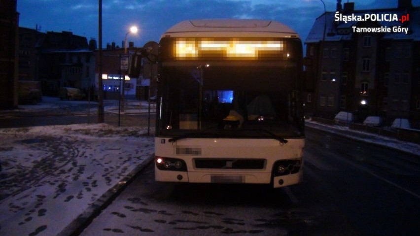 Samochód osobowy zderzył się z autobusem miejskim. Zobacz...