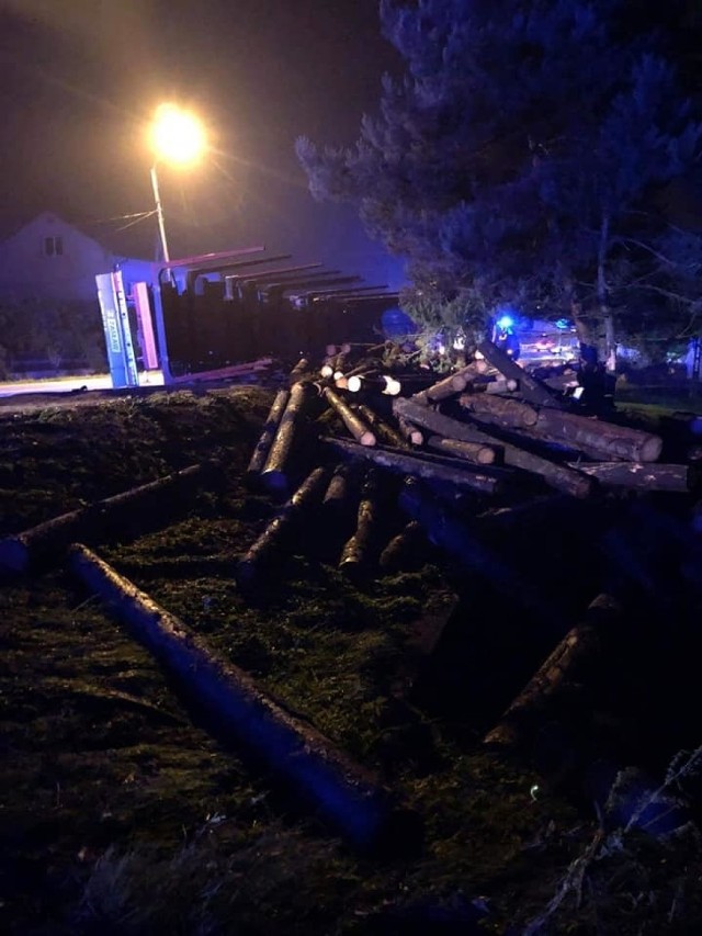 Olza, Wodzisław Śląski: tir wypełniony balami drzewa wywrócił się na drodze wojewódzkiej nr 78