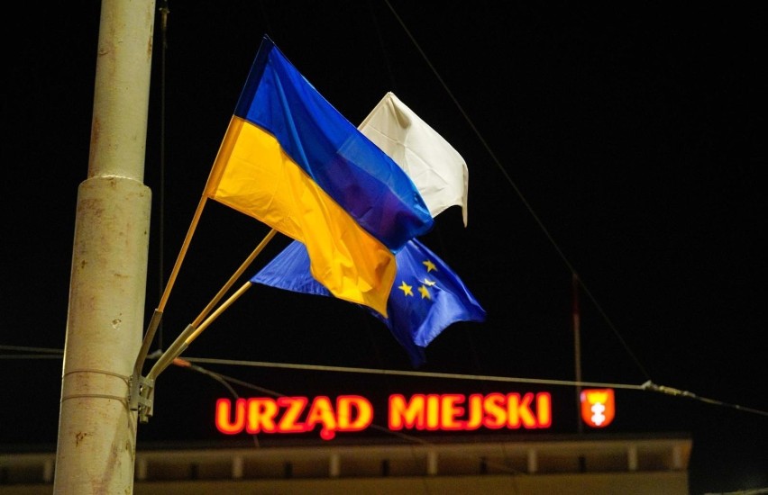 24.02.2022 r. Gdańsk: ukrainskie flagi przy urzędzie...