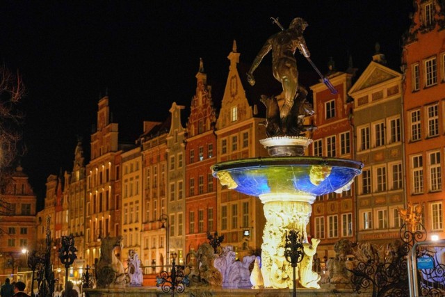 24.02.2022 r. Gdańsk: Neptun w kolorach ukrainskiej flagi wyrazem wsparcia podczas wojny z Rosją