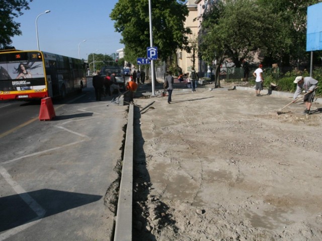 W tym miejscu przy ulicy Warszawskiej w Kielcach rosły cztery drzewa. Zostały wycięte, ponieważ powstanie tu zatoczka autobusowa.