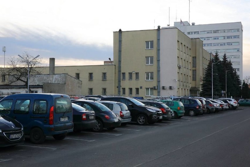 Płatne parkowanie na ul. Szkolnej przy Urzędzie Miasta...