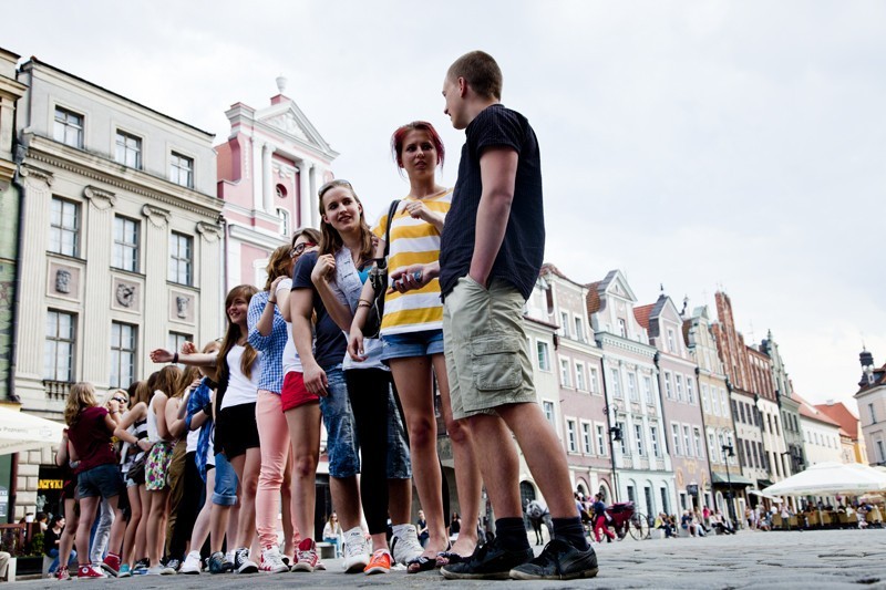 Poznań: Na Starym Rynku zrobili ciuchcię i żywe domino [ZDJĘCIA, WIDEO]