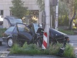 Wrocław: Wypadek na Brucknera. Auto owinęło się wokół latarni (ZDJĘCIA)