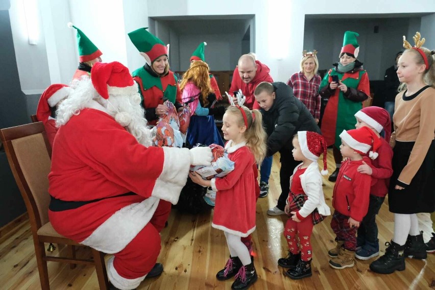 Orszak świętego Mikołaja odwiedził wszystkie wsie w gminie...