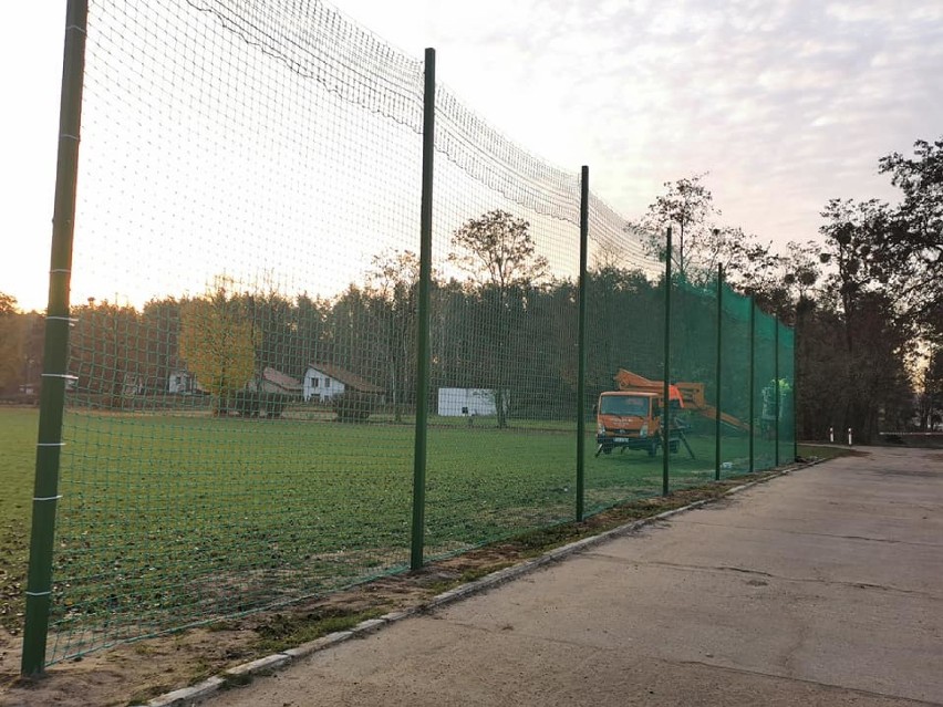 Kolejne boiska w gminie Rogoźno zostały wyposażone w piłkochwyty