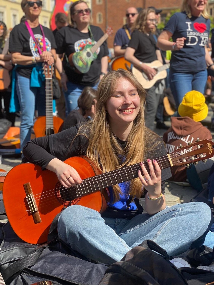 Prywatne Ognisko Muzyczne w Nowym Tomyślu, wspólnie z gitarzystami z całego świata pobiło gitarowy rekord Guinnessa