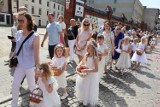 Tłumy mieszkańców wzięły udział w procesji Bożego Ciała w Lesznie [ZDJĘCIA]