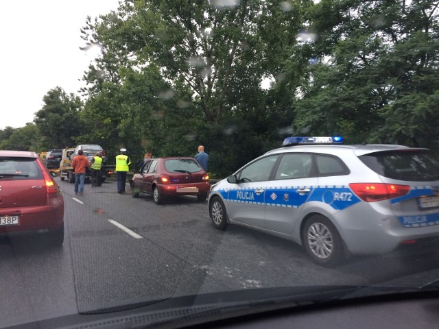 Aż cztery samochodowy osobowe zderzyły się w Sosnowcu na DK94. Do karambolu doszło na trasie w stronę Katowic prawdopodobnie z powodu zbyt dużej prędkości i śliskiej jezdni po nocnych opadach deszczu.