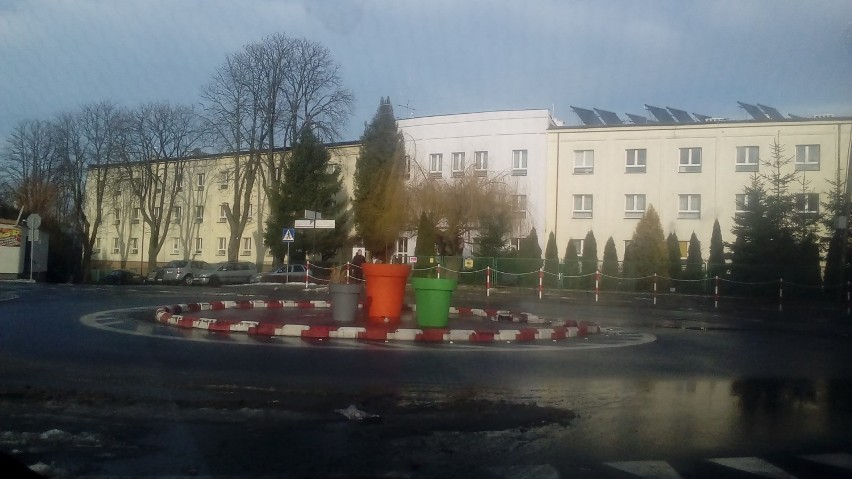 Nowe rondo przy Dworcu PKS w Sandomierzu wymaga naprawy....