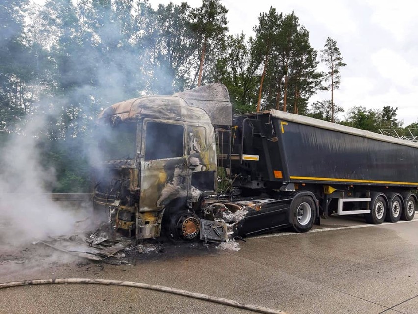 Jednostki z pow. wieluńskiego i wieruszowskiego gasiły palącą się na S8 ciężarówkę ZDJĘCIA