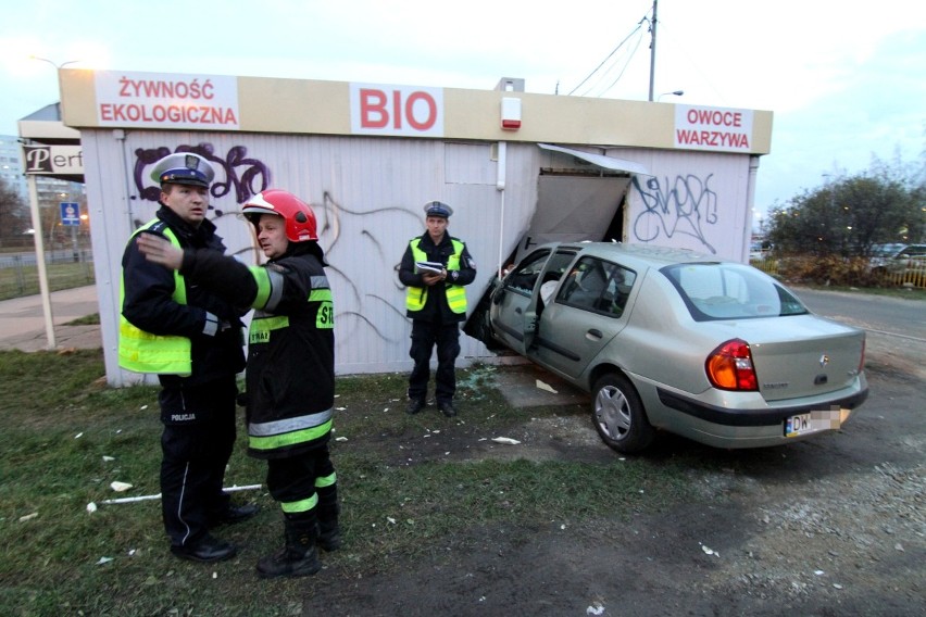 Wrocław: 80-latek staranował autem sklep na Obornickiej (ZDJĘCIA)