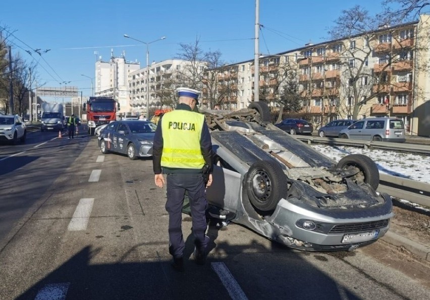 Policjanci pracowali we wtorek 28.02.2023 przy wypadku na...