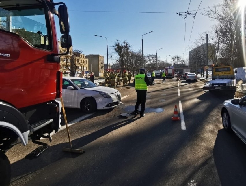 Policjanci pracowali we wtorek 28.02.2023 przy wypadku na...