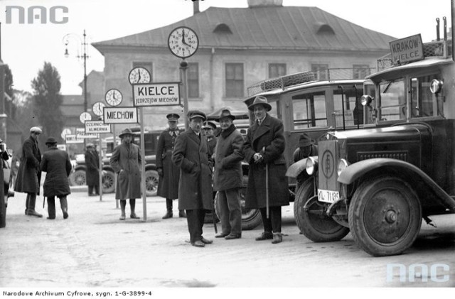 Pasażerowie na dworcu autobusowym na placu św. Ducha w Krakowie, rok 1928.