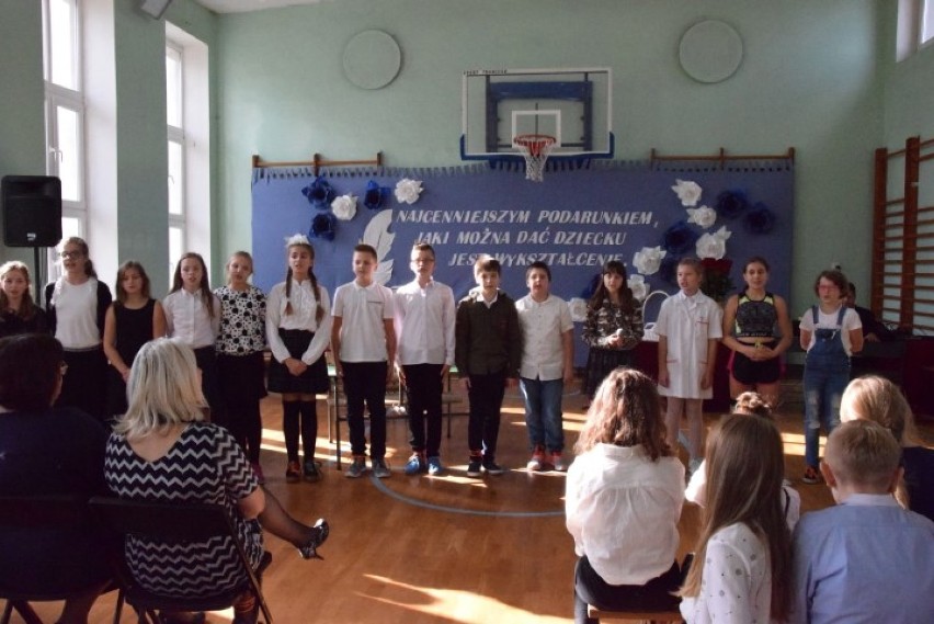 Pruszcz Gdański: Dzień Edukacji Narodowej w SP nr 3 z występami uczniów i nagrodami dla nauczycieli [ZDJĘCIA< WIDEO]