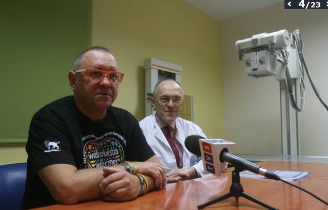 dr Jarosław Derejczyk z Jerzym Owsiakiem podczas przekazania sprzętu geriatrycznego przez WOŚP szpitalowi w Katowicach
