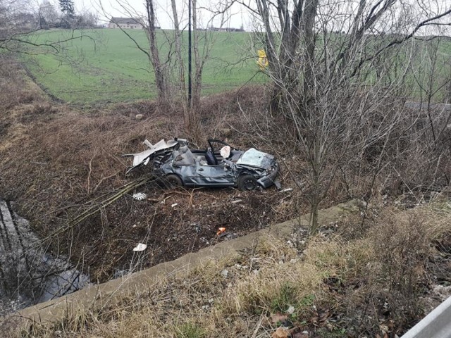 Do tragicznego wypadku doszło dziś w Tuszkowie (gmina Sosno, powiat Sępoleński). Kierujący osobowym osobowym volkswagenem golfem 76-latek na łuku wypadł z drogi. Auto spadło ze skarpy, kierowca poniósł śmierć na miejscu.  

Czy uda się skończyć z plastikiem?


