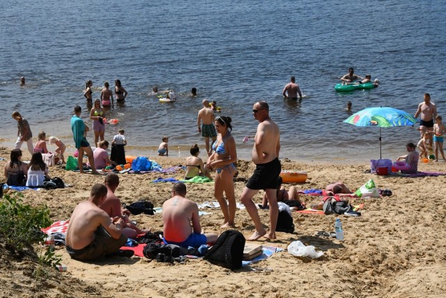 Nad zalewem w Cedzynie w sobotę 4 lipca wypoczywało mnóstwo ludzi. Obok Sielpi było to w sobotę najbardziej oblegane kąpielisko w Świętokrzyskiem. Obie plaże - zarówno od strony gminy Masłów, jak i od strony gminy Górno były pełne wypoczywających. Cedzyna od lat była kąpieliskiem gdzie przyjeżdżało tysiące kielczan. W sobotę 4 lipca było jak za dawnych lat.

Zobaczcie jak wypoczywano nad zalewem w Cedzynie w sobotę 4 lipca>>>