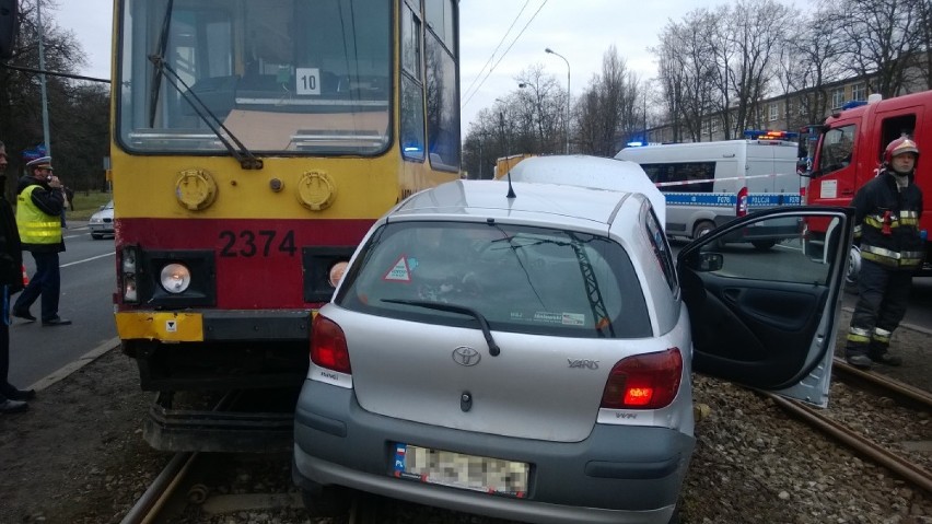 Wypadek na al. Politechniki w Łodzi. Toyota yaris wjechała...