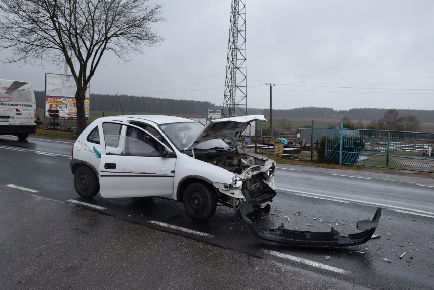 Rychnowy. Opel wjechał w tył volkswagena. Dwie osoby poszkodowane (zdjęcia)