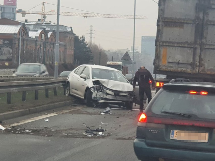 Wypadek przy SCC w Katowicach. Zderzenie samochodu z osobówką - zobacz ZDJĘCIA