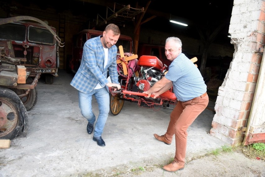 Burmistrz Remigiusz Lorenz i komendant OSP Dariusz Surma...