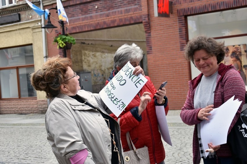 Protest niepełnosprawnych w Legnicy. Pojawili się też politycy - aktualizacja [ZDJĘCIA, FILM]