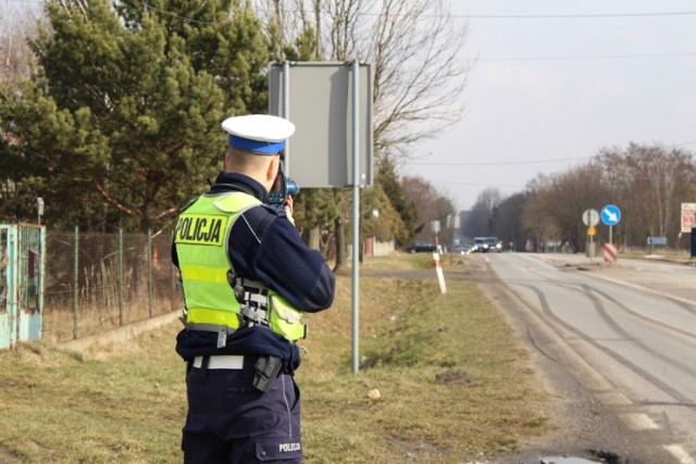 Policjanci z Pleszewa "upolowali" pirata drogowego. Jechał z prędkością 104 km/h. Stracił prawo jazdy
