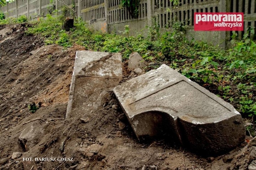 Kamienne płyty wydobyte z ziemi w trakcie przebudowy ul....