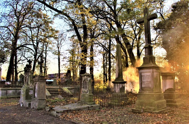 Cmen­tarz ewangelicko-augsburski w Łęczycy założono najprawdopodobniej na przełomie XVIII i XIX wieku.