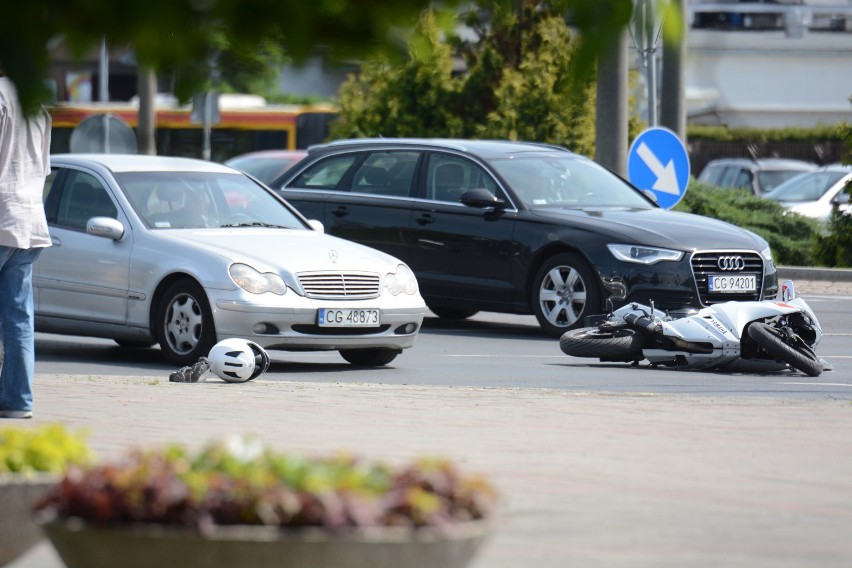 Motocykl zderzył się z samochodem w centrum Grudziądza [zdjęcia]