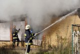 Lubin: Strażacy gaszą pożar altany 