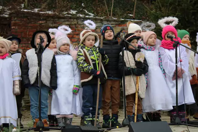 Sękowska wigilia na Placu Długosza - dla zebranych ze świątecznym koncertem wystąpiły przedszkolaki