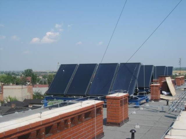 Instalacja solarna w budynku mieszkalnym kosztowała średnio 15 tysięcy złotych, z czego 1,5 tysiąca to wkład własny właściciela, ponad 400 złotych dopłata miasta, a reszta pochodziła z funduszy unijnych